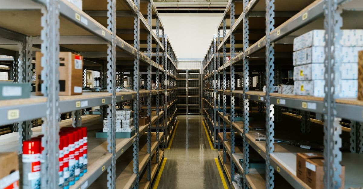 Regalreihen mit Waren in einem Industrielager