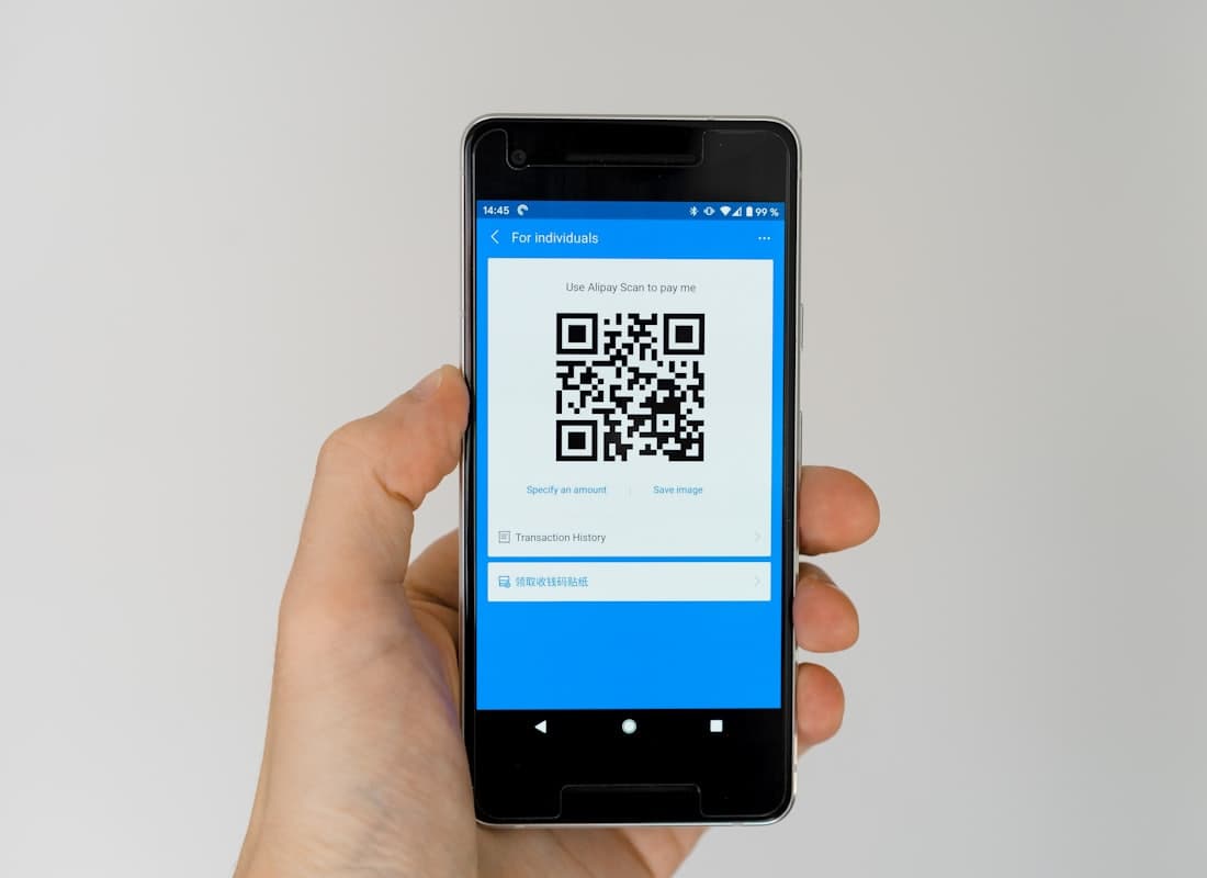 Smartphone scannt einen QR-Code