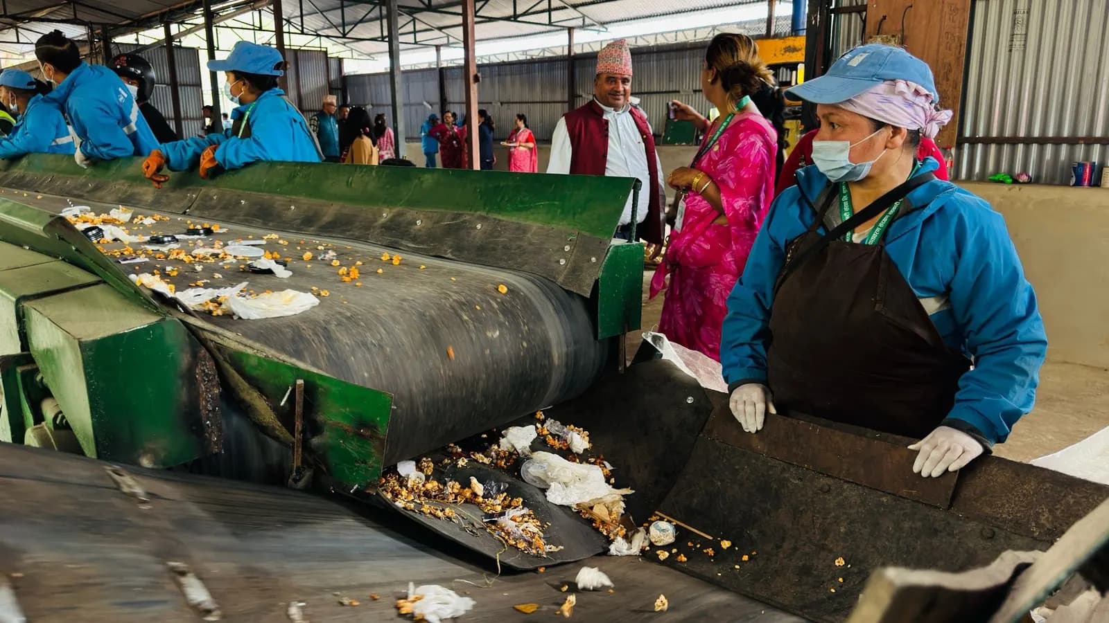 Verpackungskomponenten Karton, Inlay und Etikett getrennt zur Bewertung der Recyclingfähigkeit nach PPWR-Leistungsstufen A, B und C