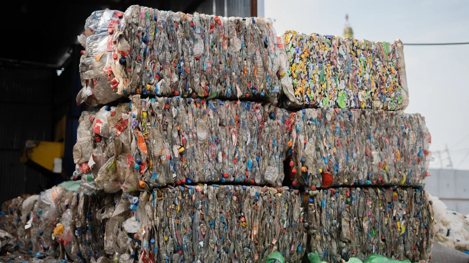 Gepresste Kunststoffballen in einer Recyclinganlage — Ausgangsmaterial für Rezyklat